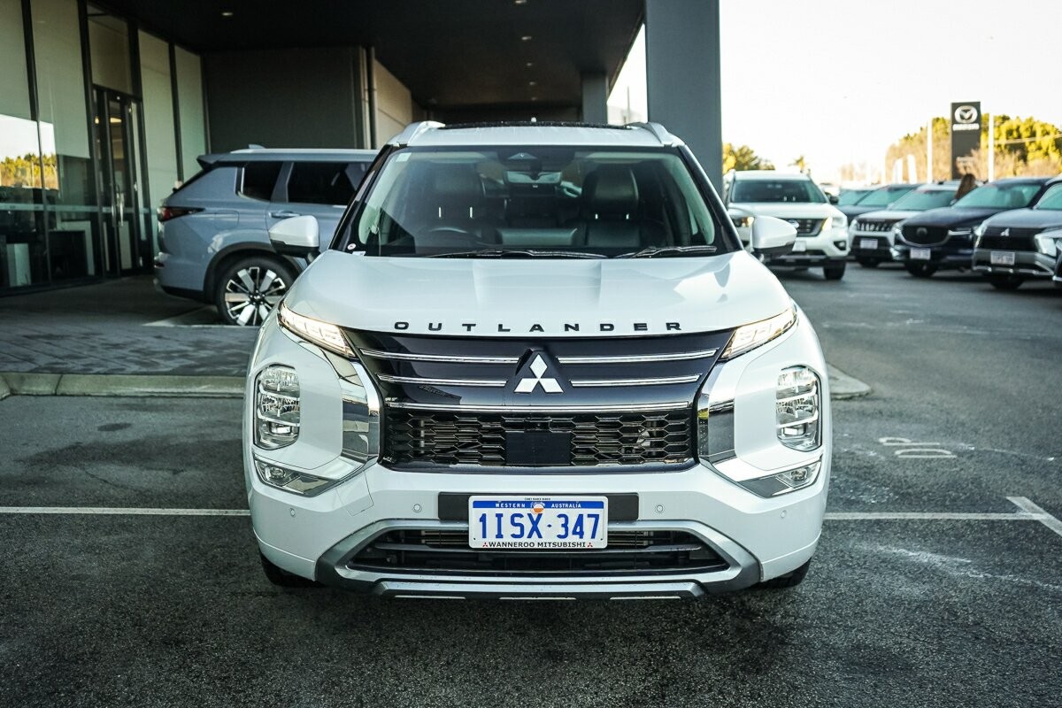 Mitsubishi Outlander image 2