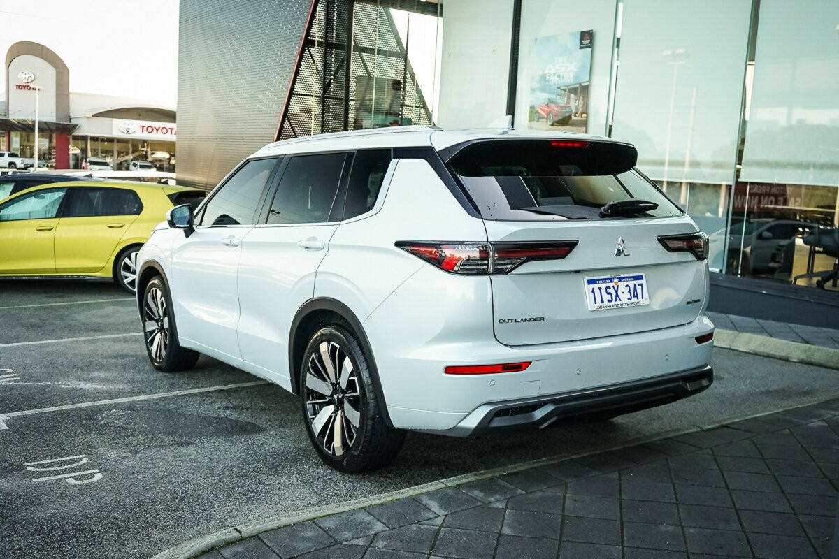 Mitsubishi Outlander image 3