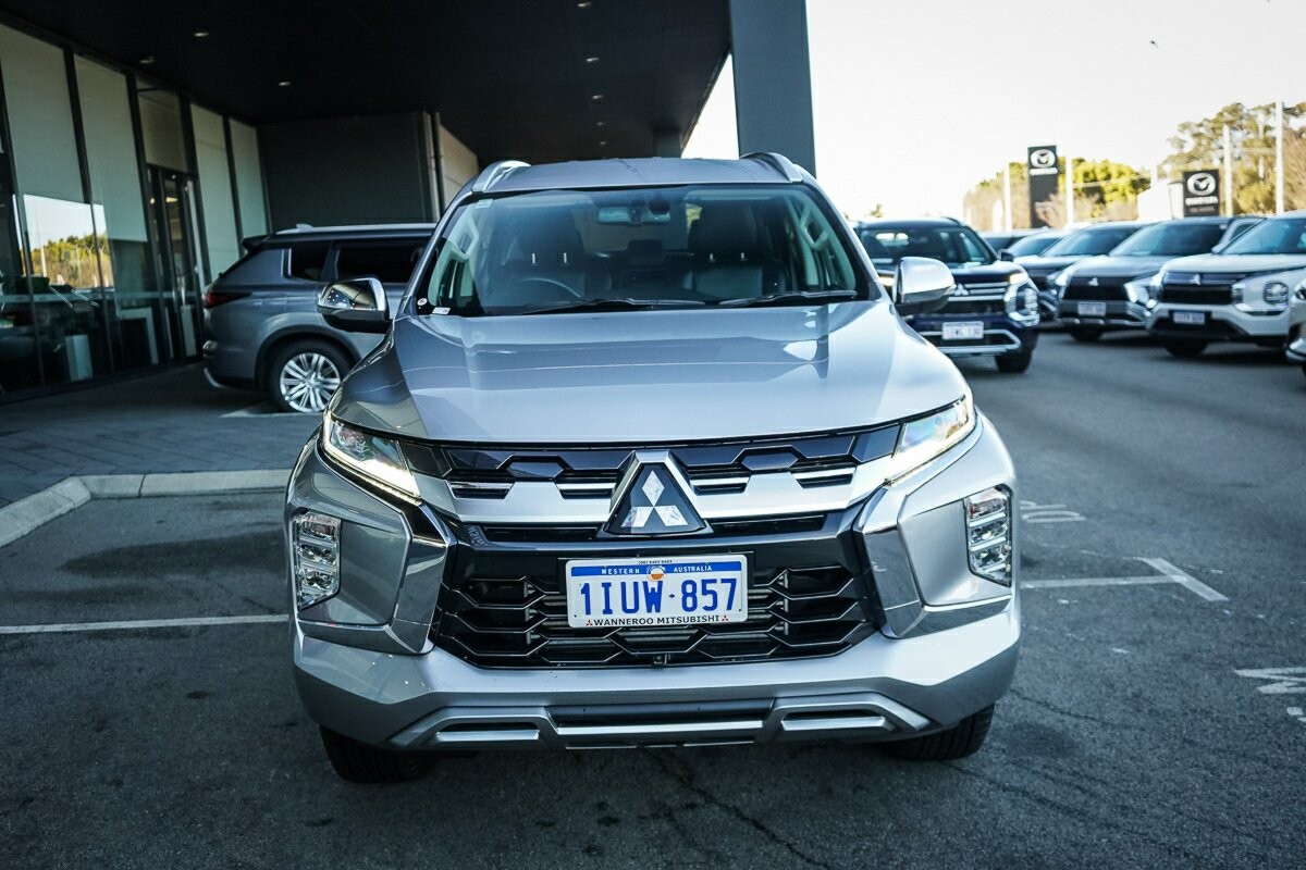 Mitsubishi Pajero Sport image 2