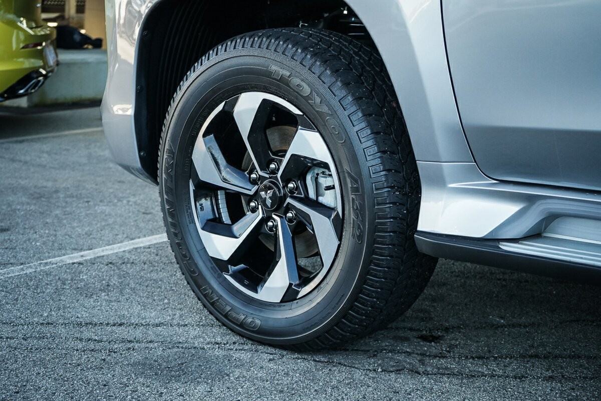 Mitsubishi Pajero Sport image 3