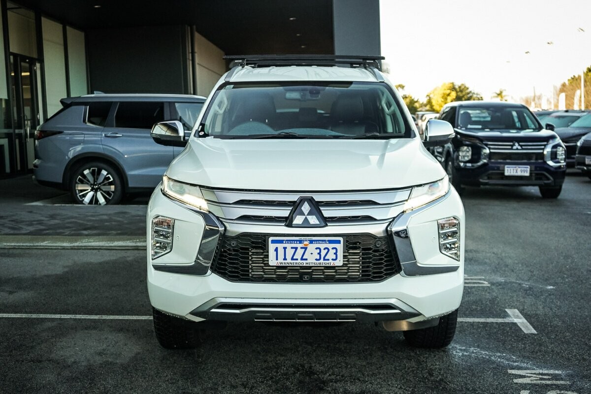 Mitsubishi Pajero Sport image 2