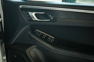 https://vehicle-cdn.autoleague.cloud/28170_21010360_30.jpg