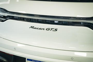 https://vehicle-cdn.autoleague.cloud/28170_21010360_8.jpg