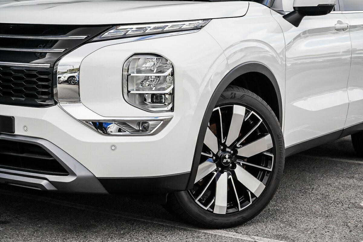 Mitsubishi Outlander image 2