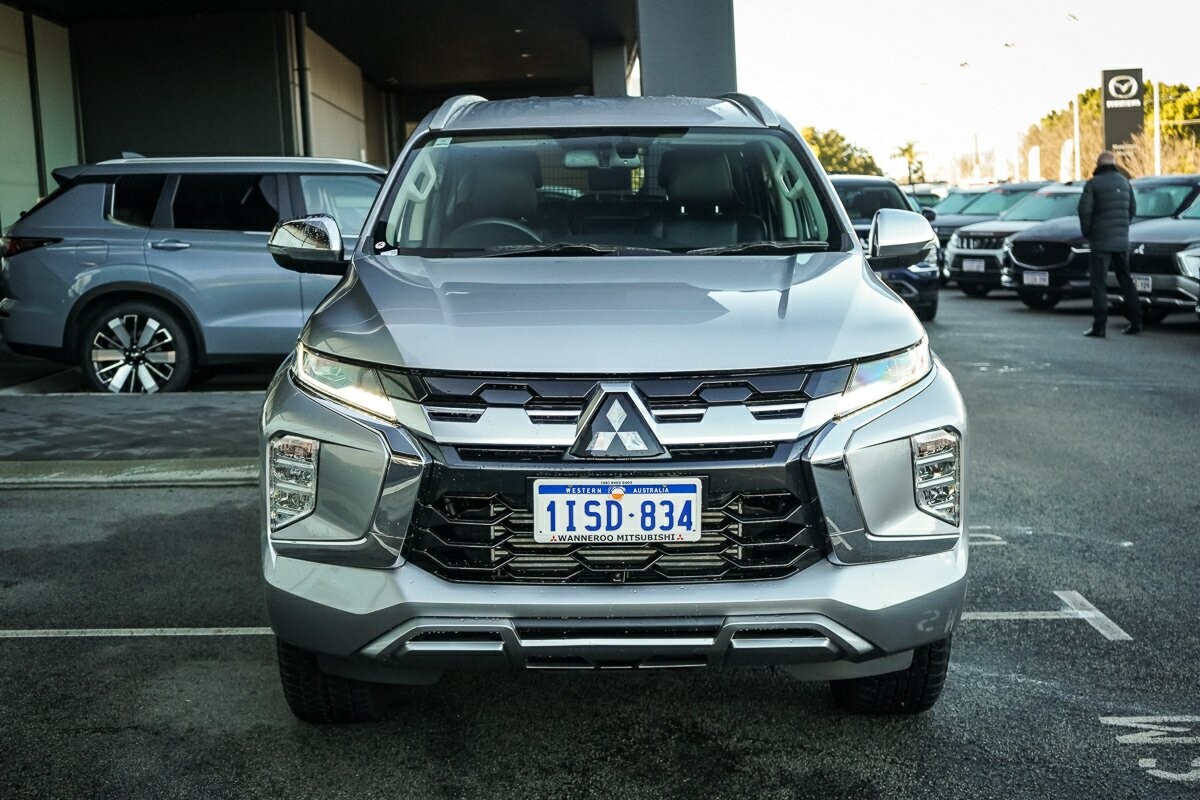 Mitsubishi Pajero Sport image 2