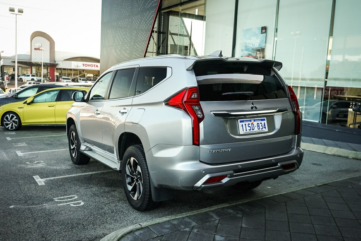 Mitsubishi Pajero Sport image 3