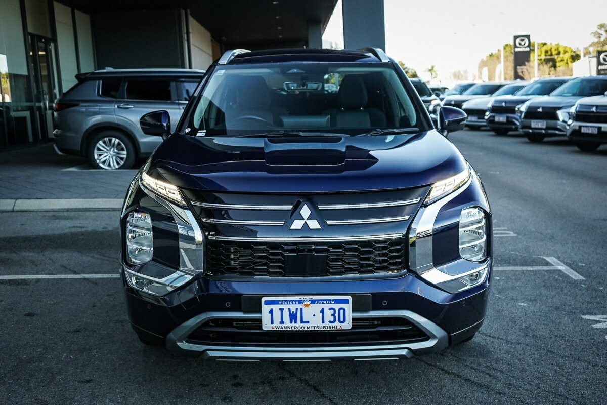 Mitsubishi Outlander image 2