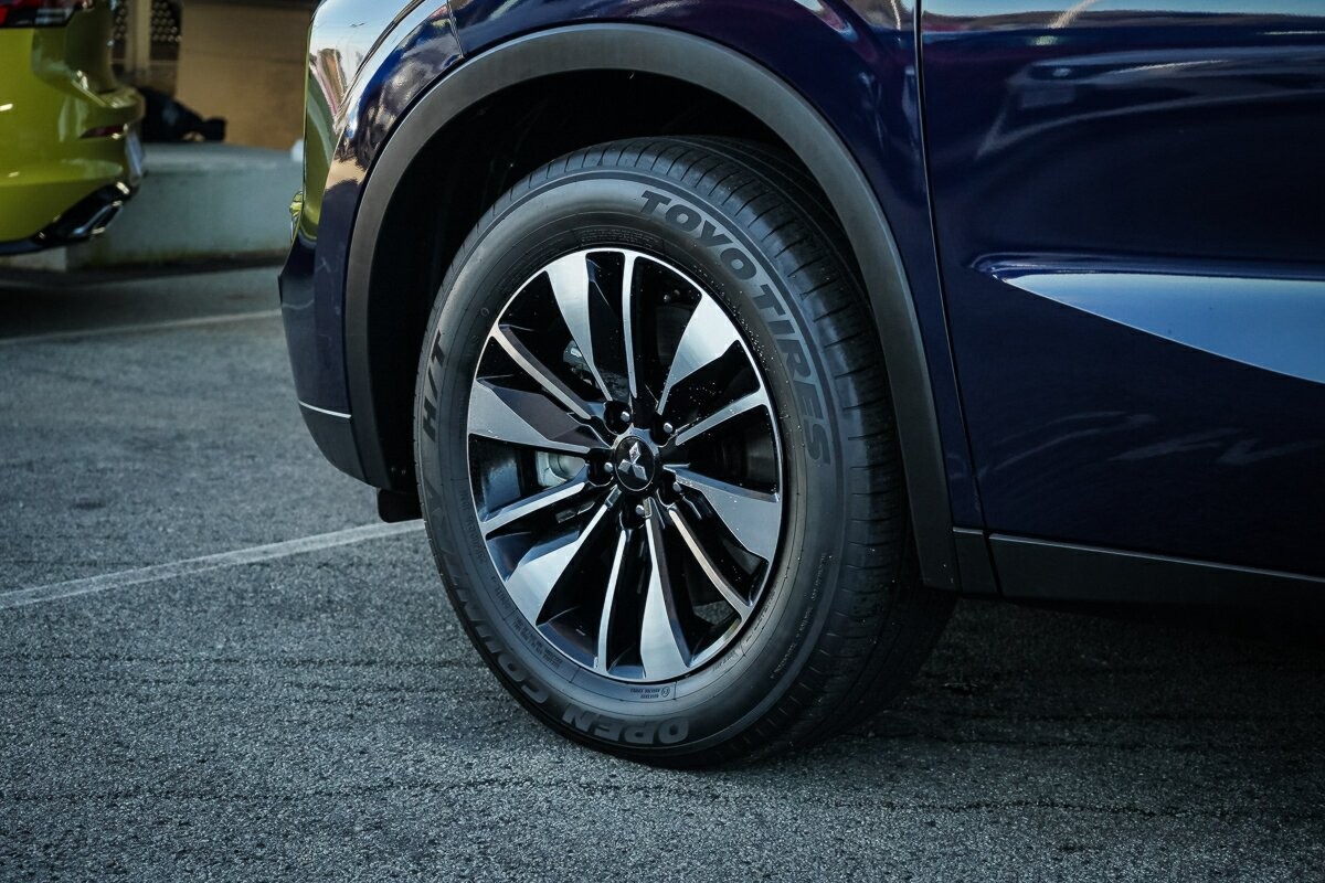 Mitsubishi Outlander image 3