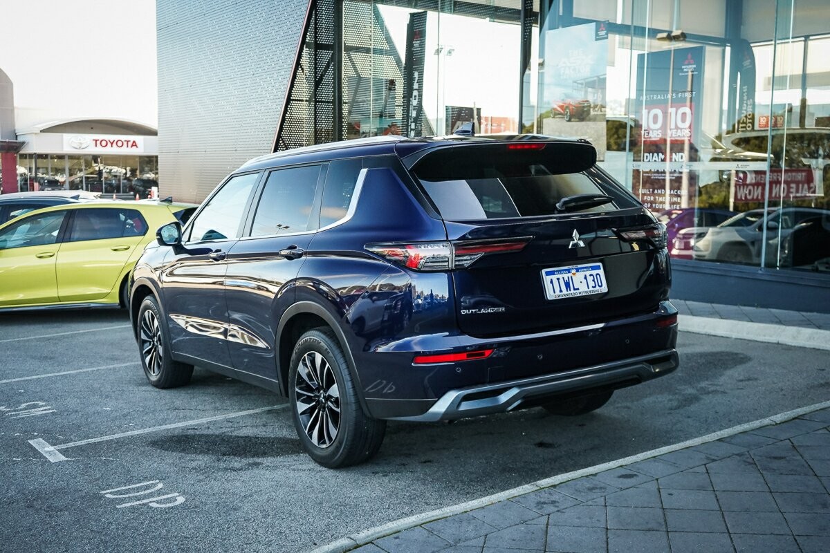 Mitsubishi Outlander image 4