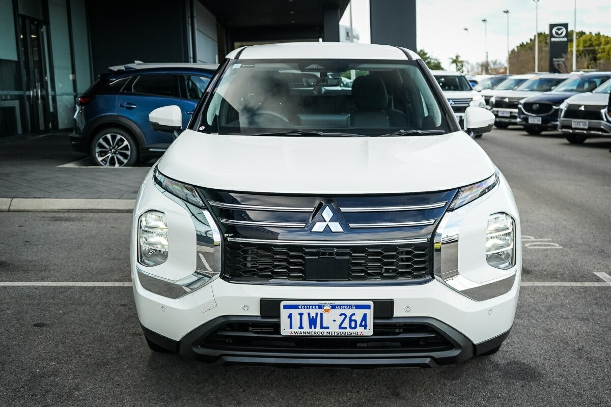 Mitsubishi Outlander image 2