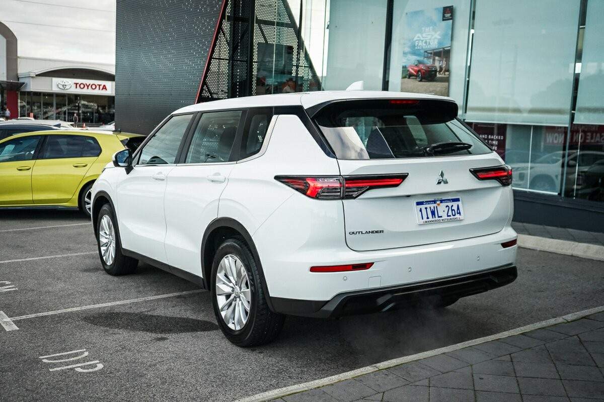 Mitsubishi Outlander image 4