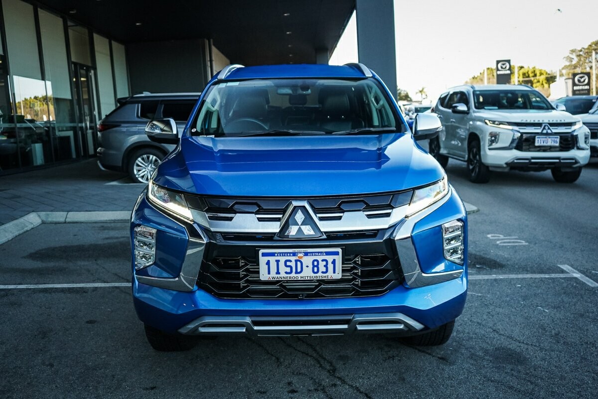 Mitsubishi Pajero Sport image 2