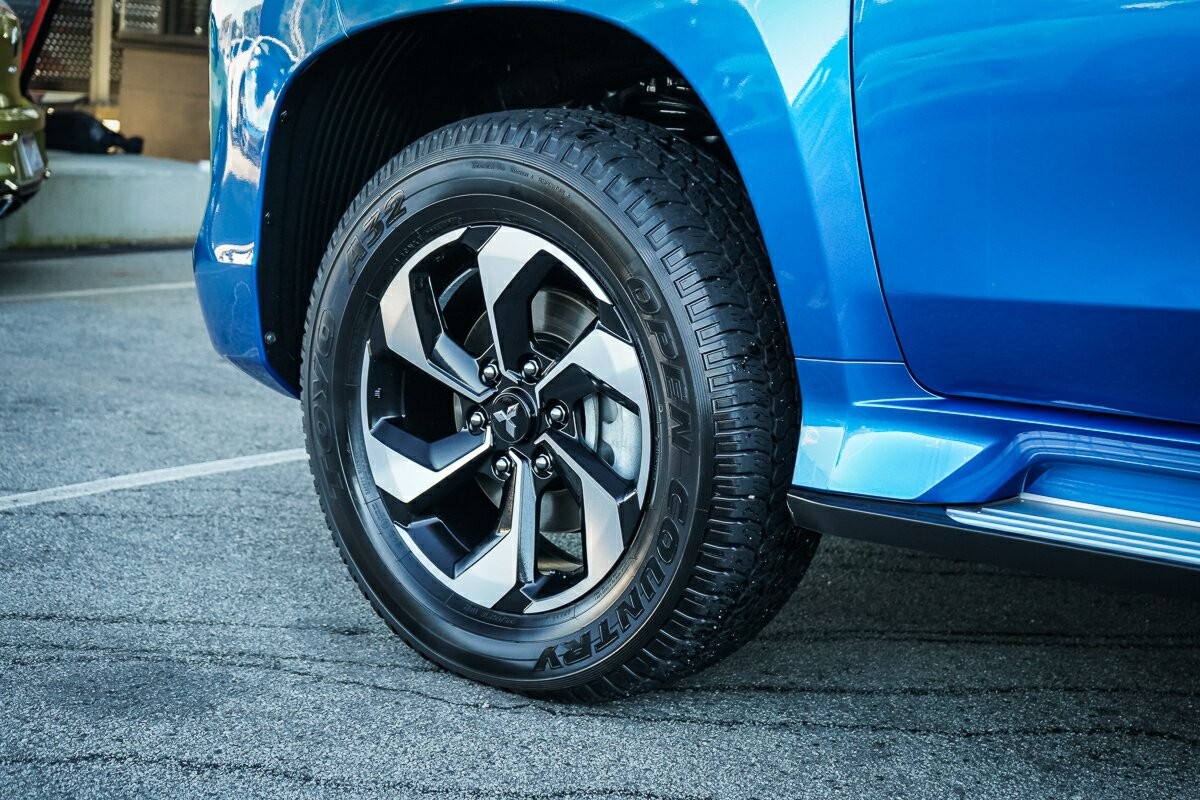 Mitsubishi Pajero Sport image 3