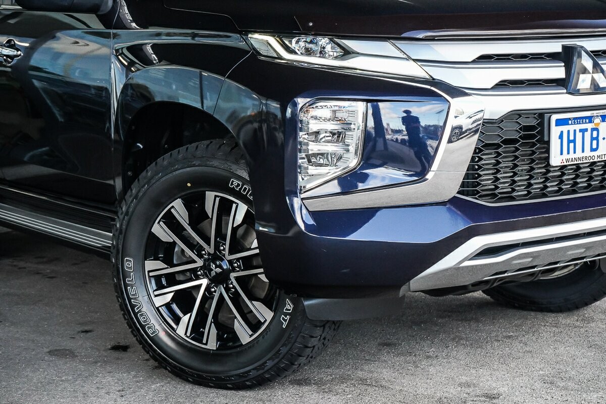 Mitsubishi Pajero Sport image 2