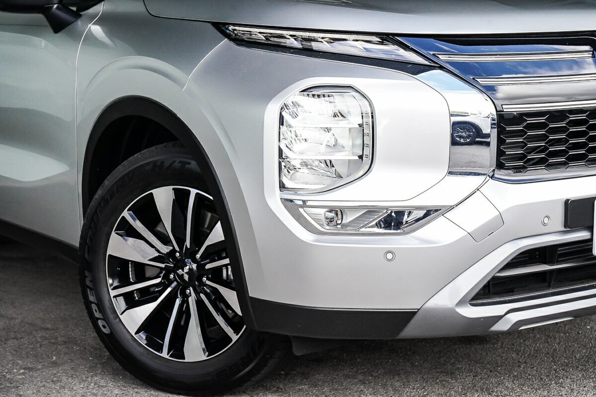 Mitsubishi Outlander image 2