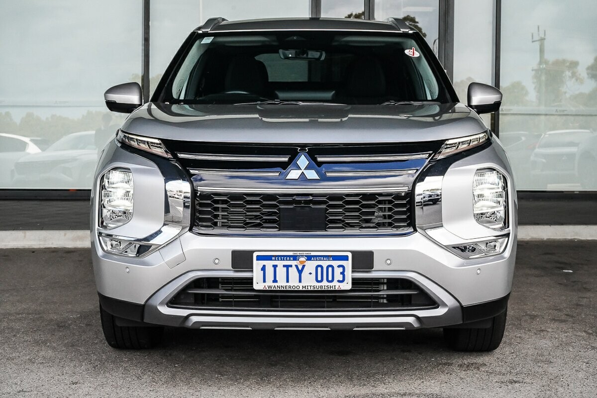Mitsubishi Outlander image 3