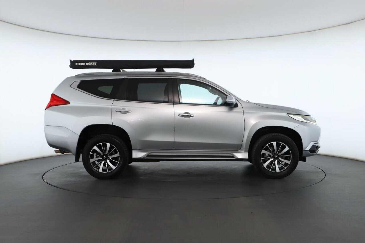 Mitsubishi Pajero Sport image 2