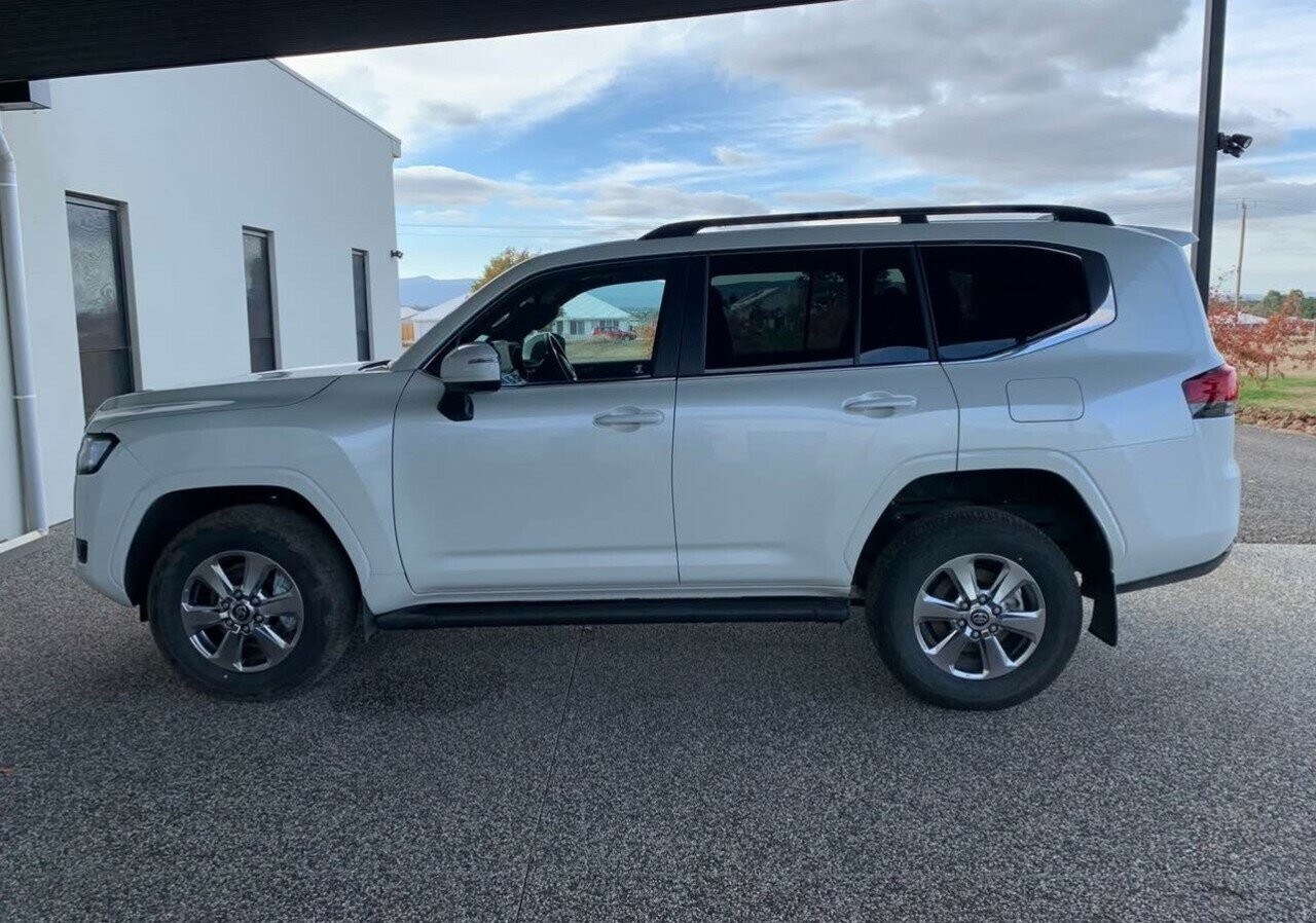 Toyota Landcruiser image 2