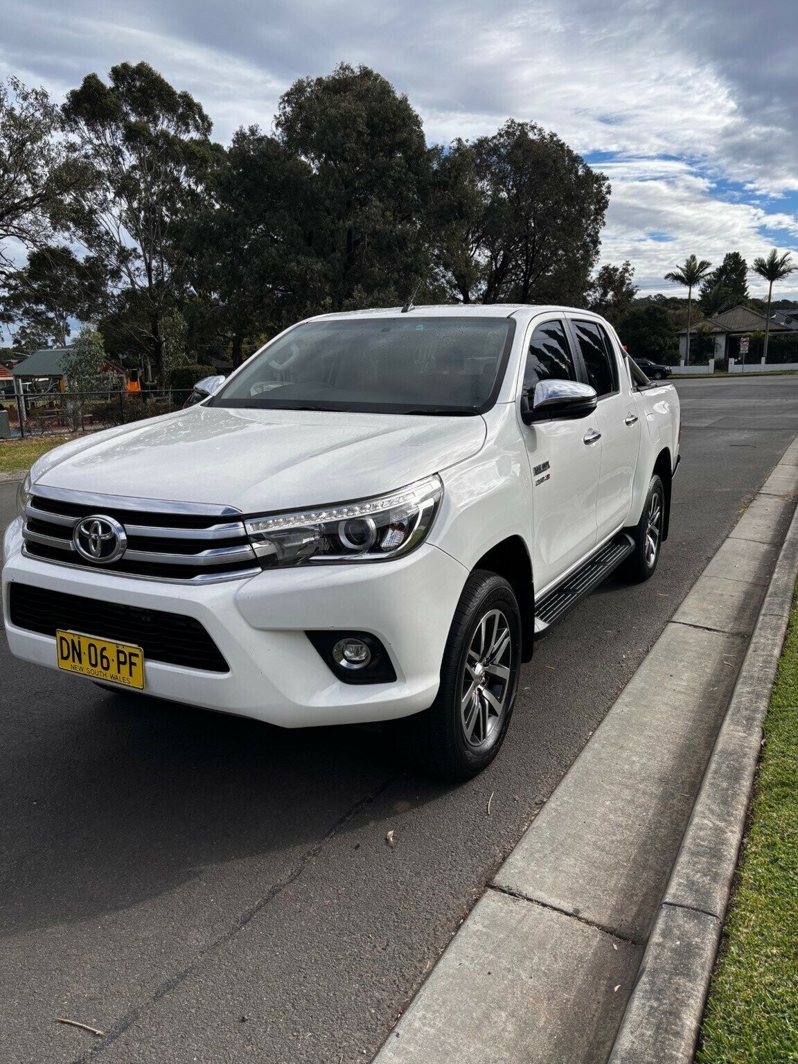 Toyota Hilux image 2