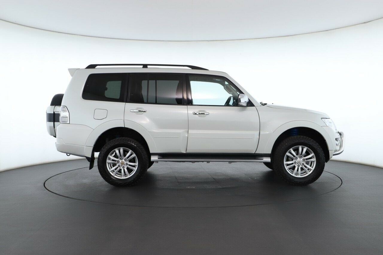 Mitsubishi Pajero image 2