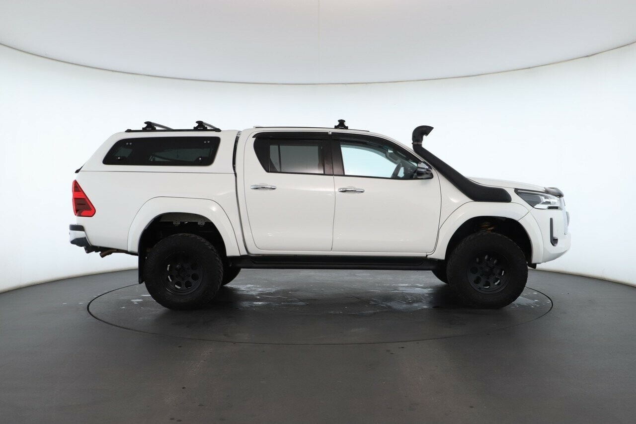 Toyota Hilux image 2
