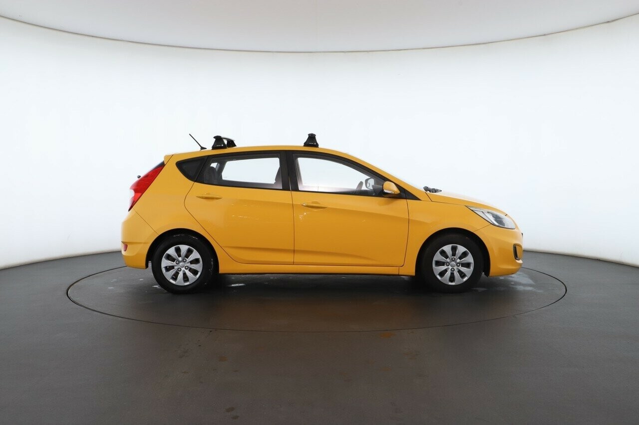 Hyundai Accent image 2