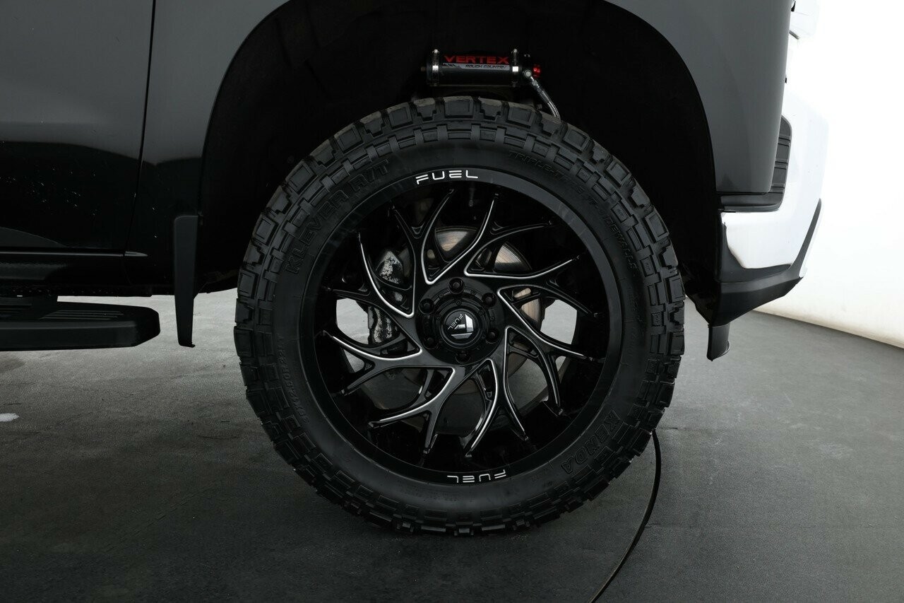 Chevrolet Silverado image 3