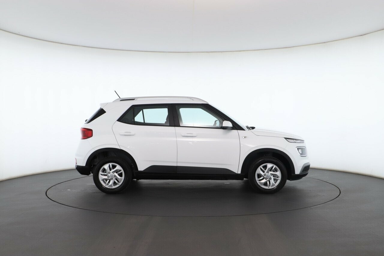 Hyundai Venue image 2