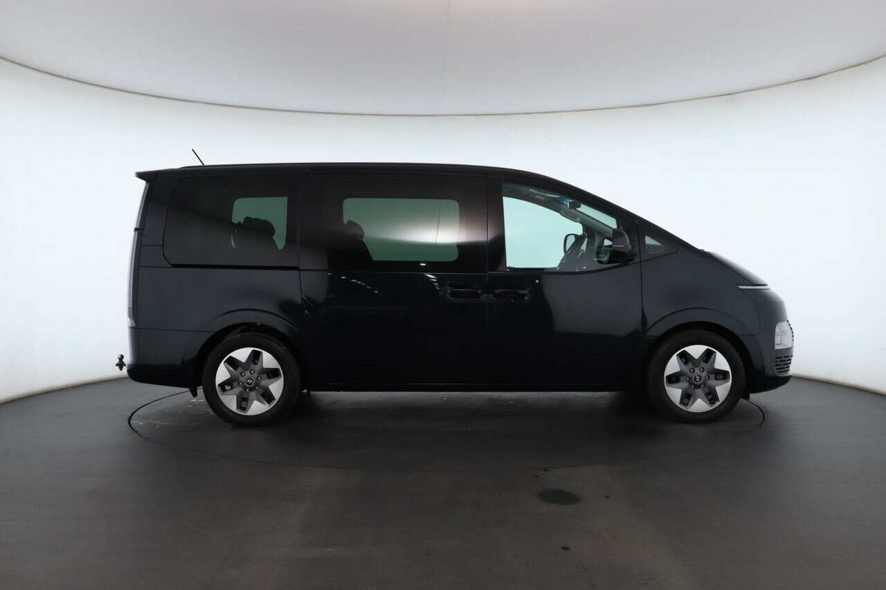 Hyundai Staria image 2