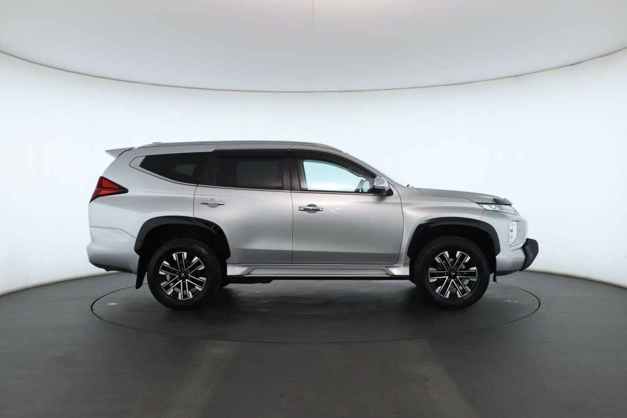 Mitsubishi Pajero Sport image 2