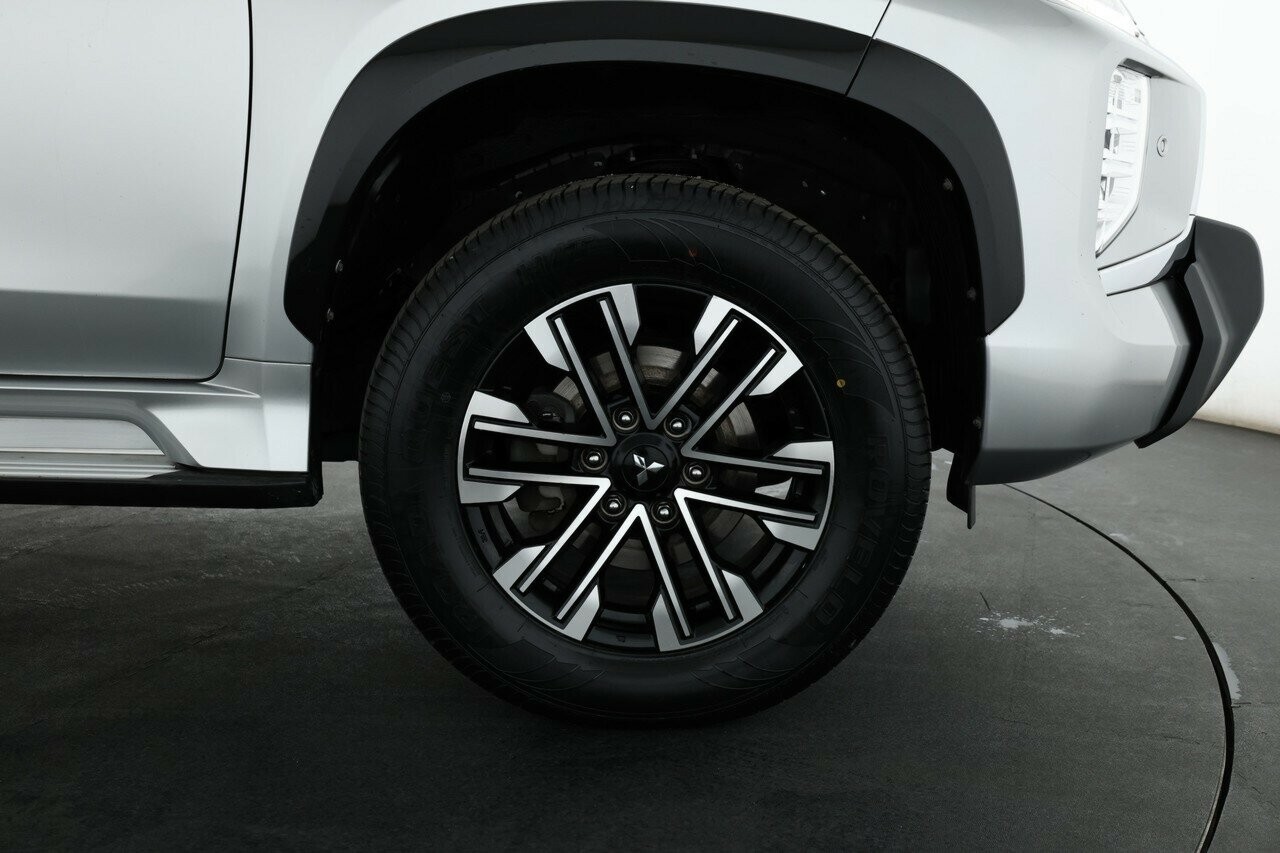 Mitsubishi Pajero Sport image 3