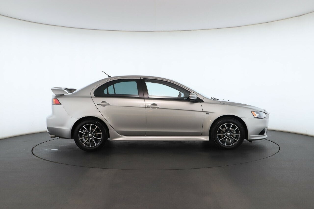 Mitsubishi Lancer image 2