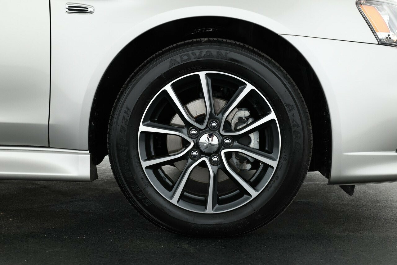 Mitsubishi Lancer image 3