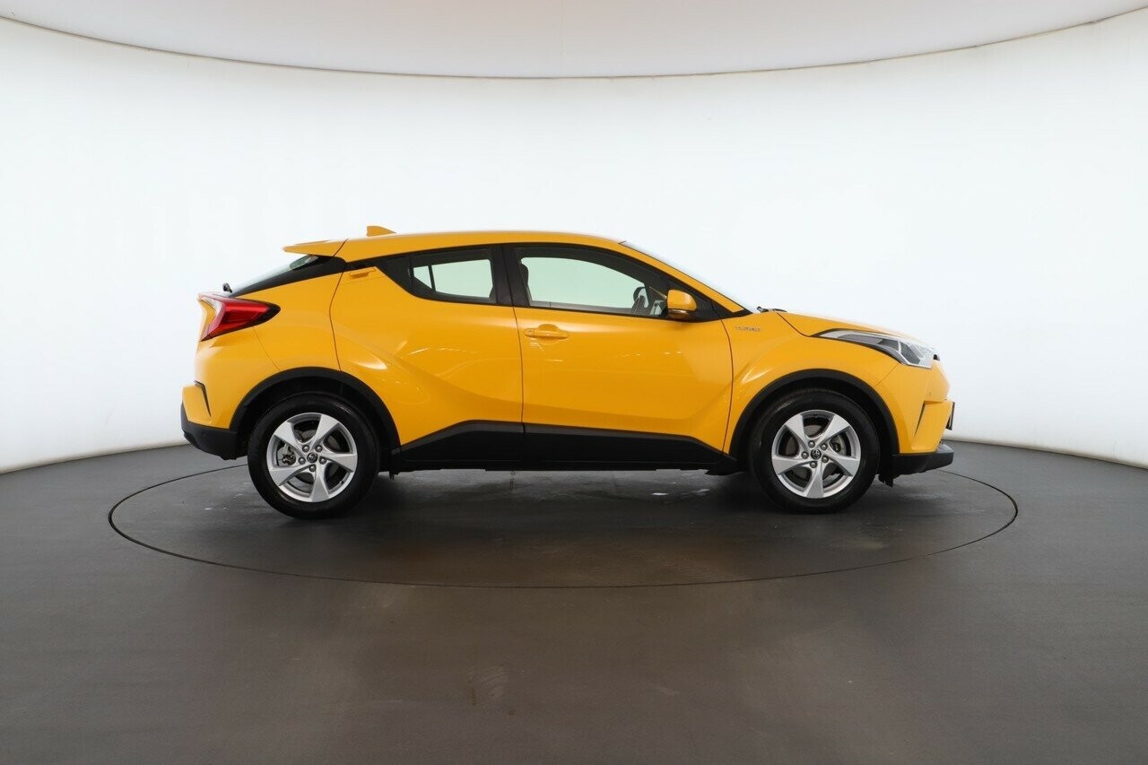 Toyota C-hr image 2