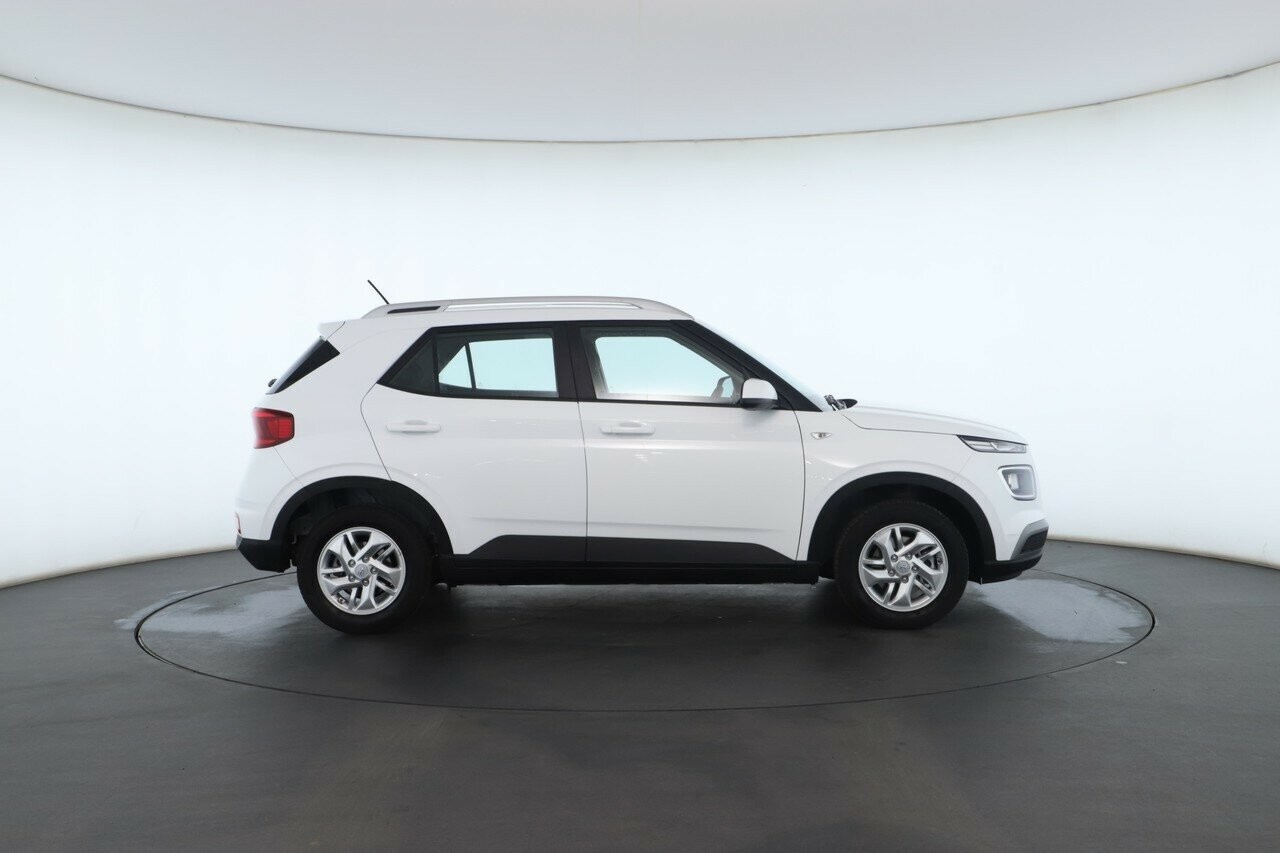 Hyundai Venue image 2