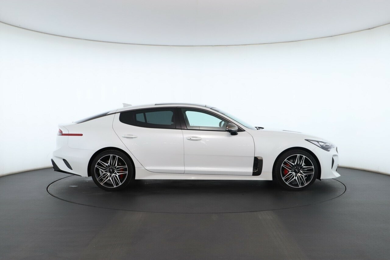 Kia Stinger image 2