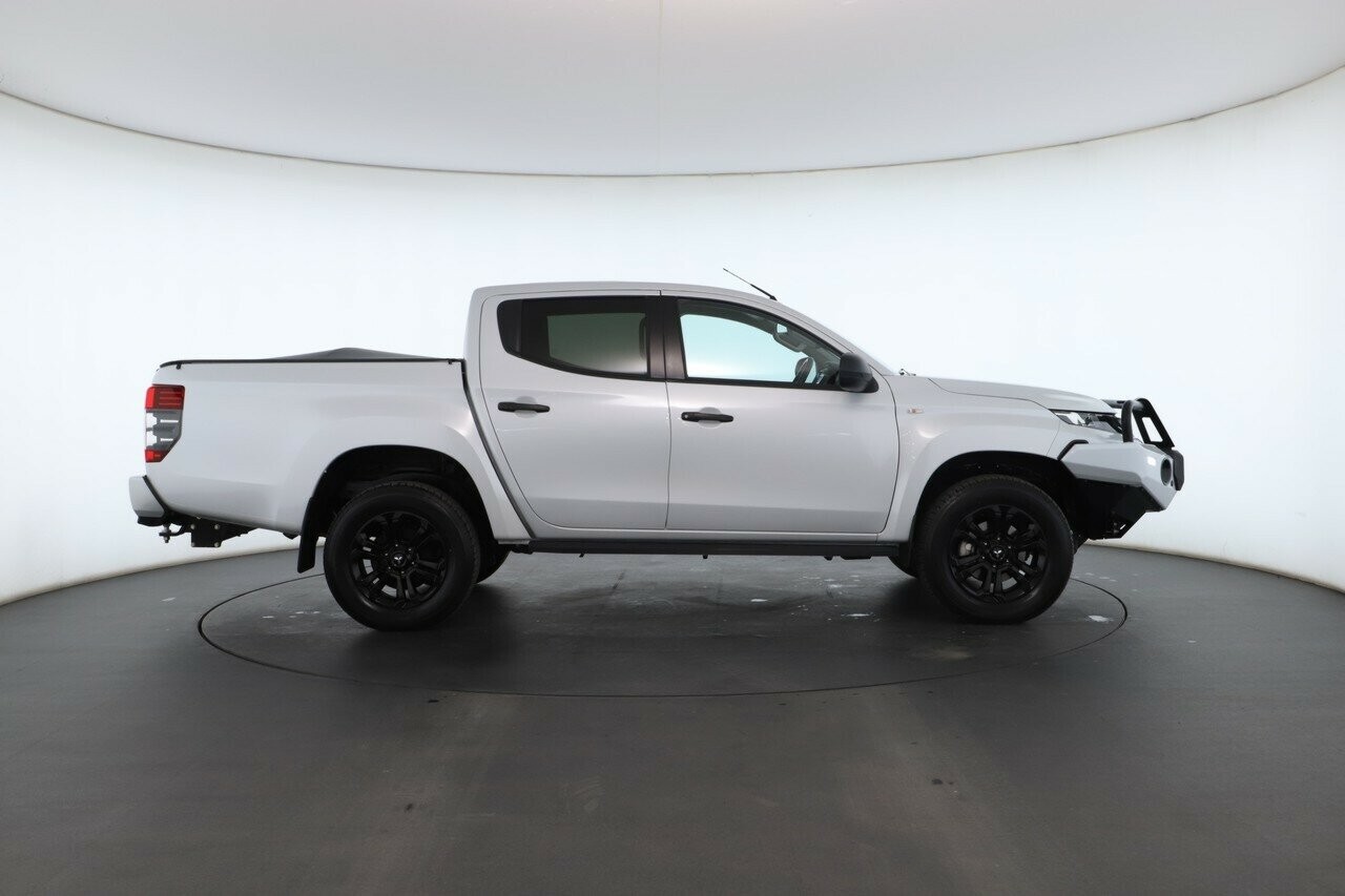 Mitsubishi Triton image 2