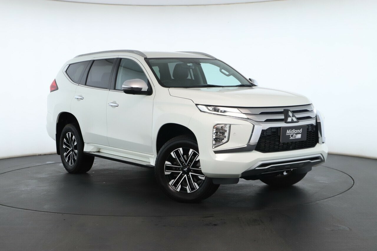 Mitsubishi Pajero Sport image 1