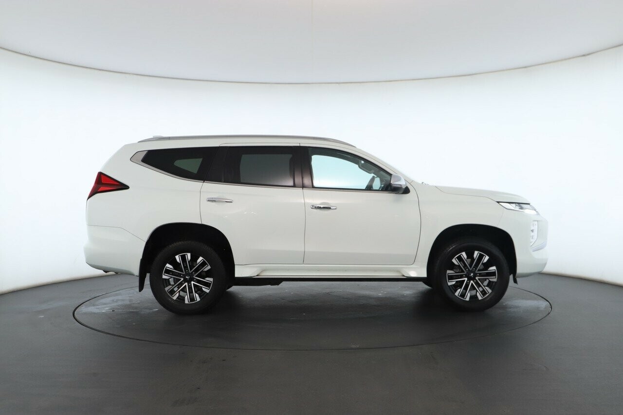 Mitsubishi Pajero Sport image 2