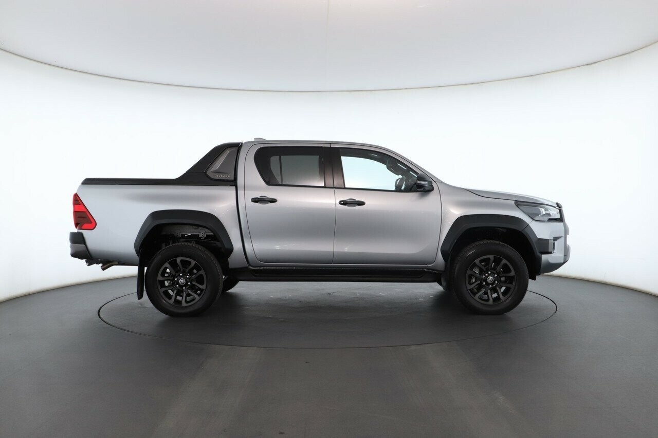 Toyota Hilux image 2