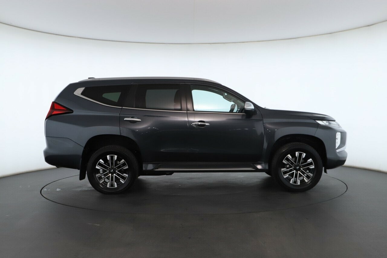 Mitsubishi Pajero Sport image 2
