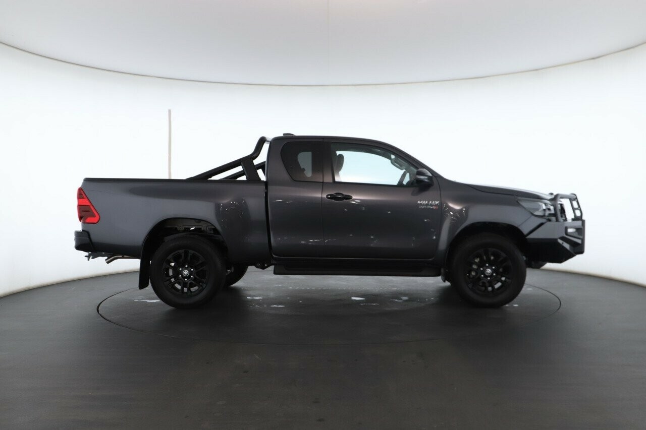 Toyota Hilux image 2
