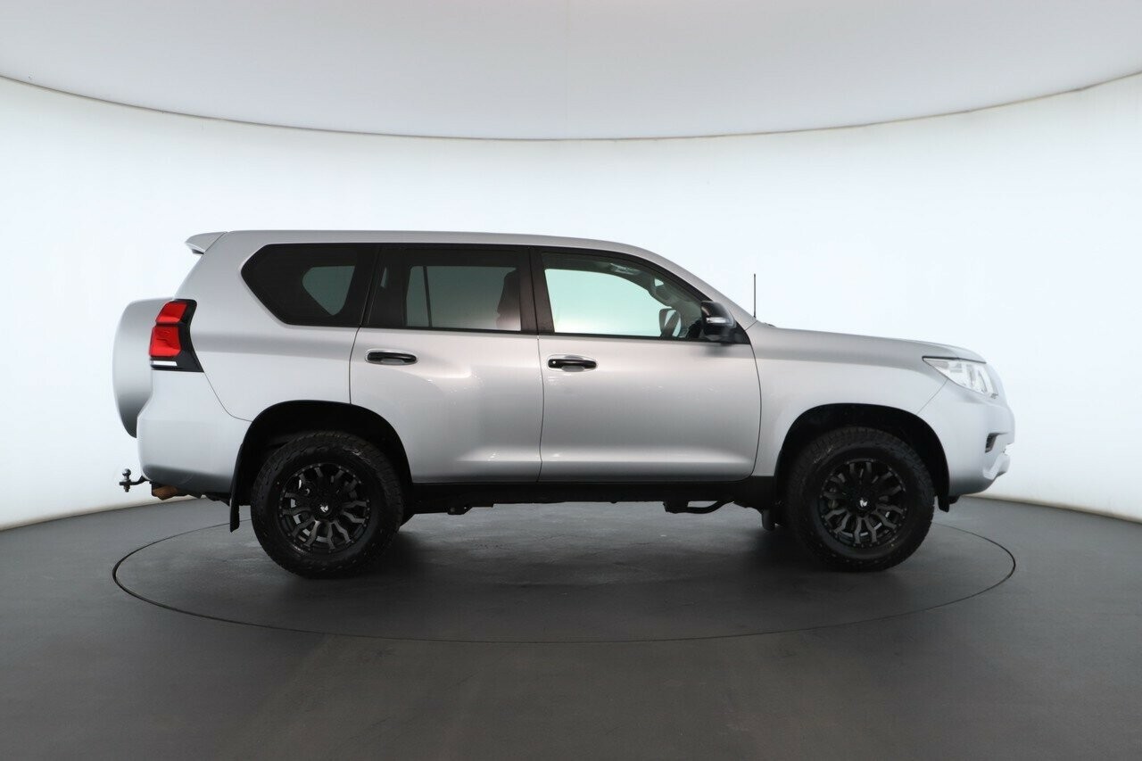 Toyota Landcruiser Prado image 2