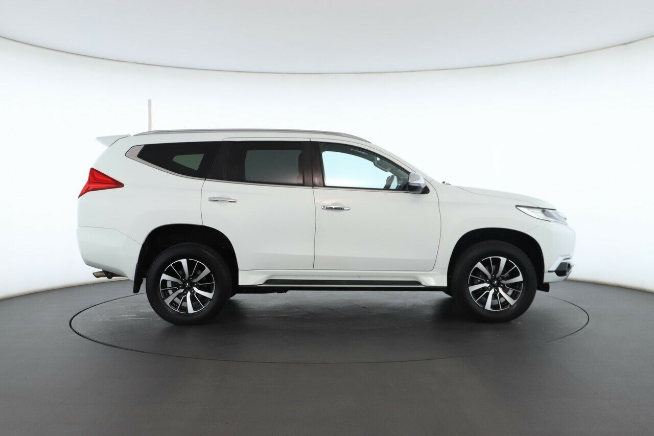 Mitsubishi Pajero Sport image 2