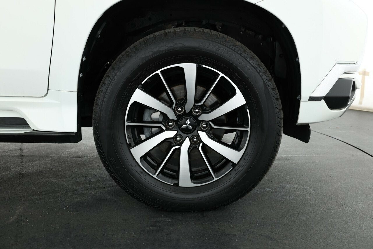 Mitsubishi Pajero Sport image 3