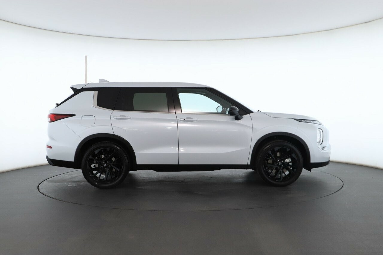 Mitsubishi Outlander image 2