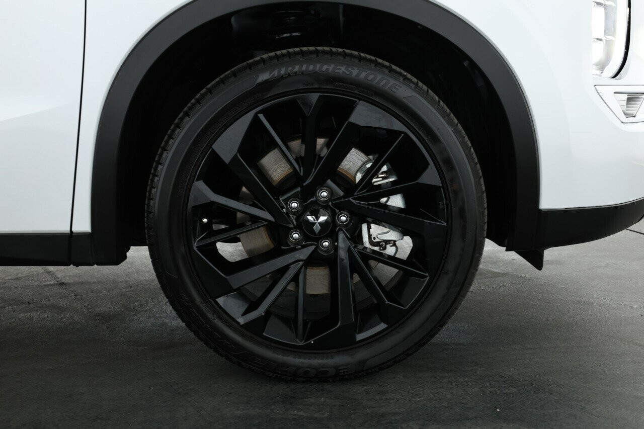 Mitsubishi Outlander image 3