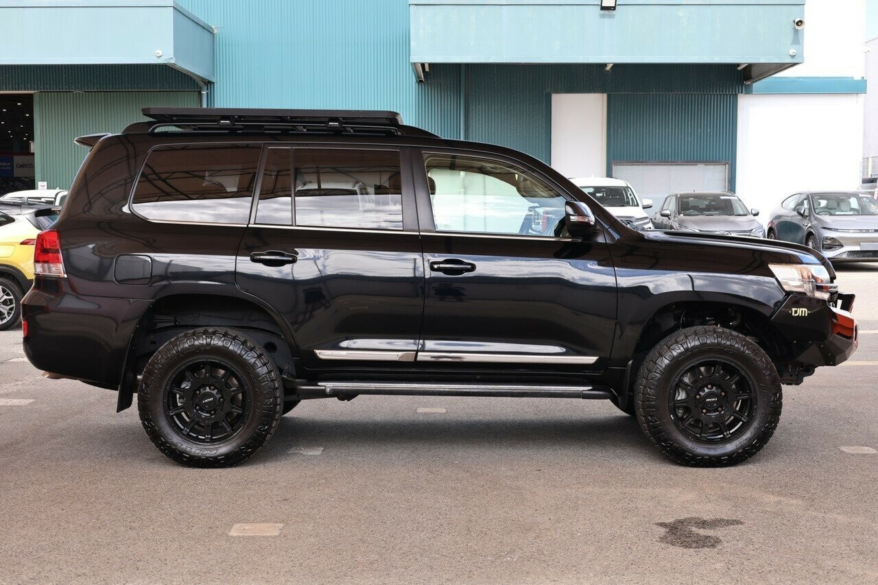 Toyota Landcruiser image 2