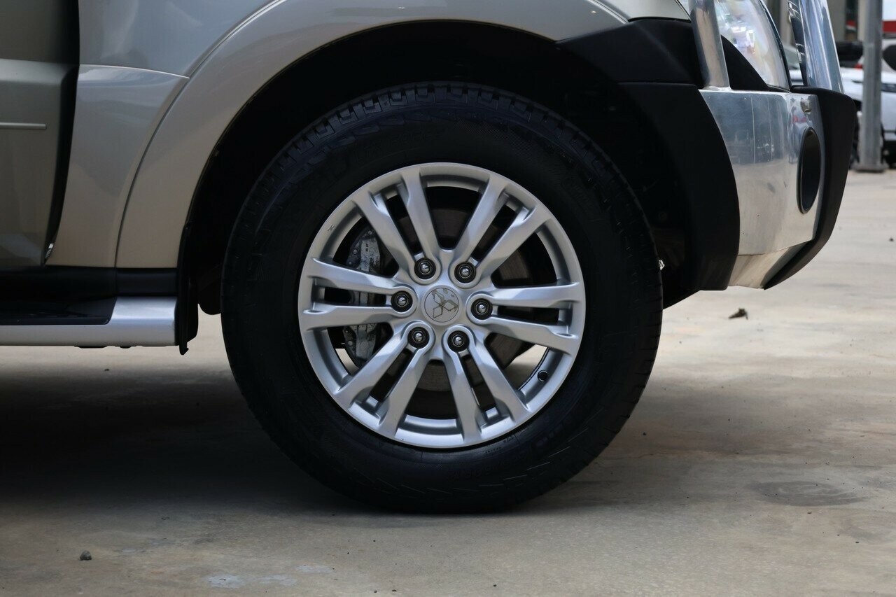 Mitsubishi Pajero image 2