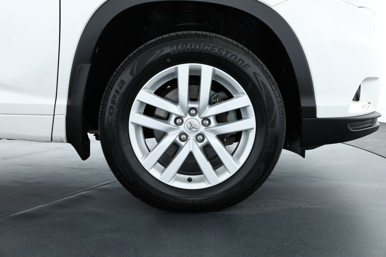 Toyota Kluger image 3